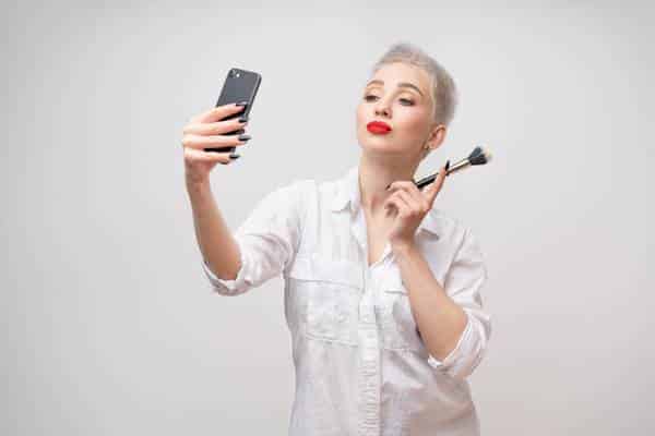 Entenda como funciona o marketing digital para maquiadores Fonte: Freepik.
